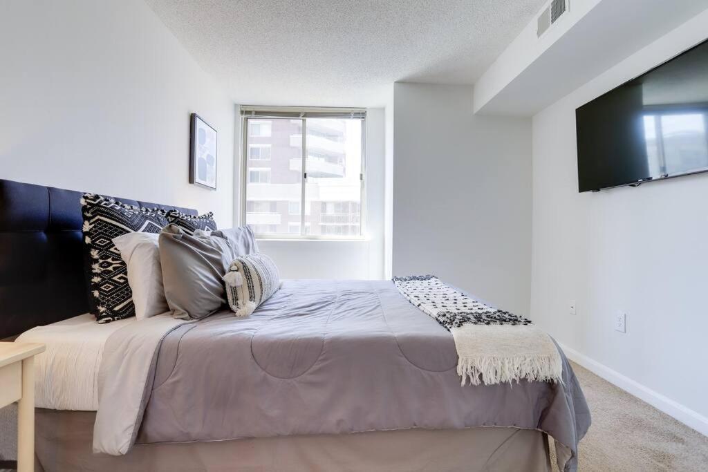 Bright Apartment Walk To Ballston Metro Arlington Bagian luar foto