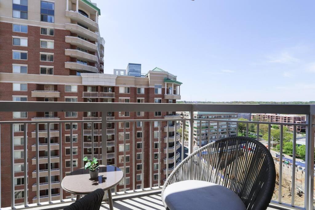 Bright Apartment Walk To Ballston Metro Arlington Bagian luar foto