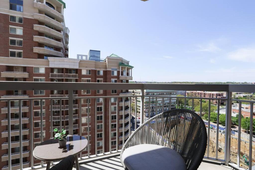 Bright Apartment Walk To Ballston Metro Arlington Bagian luar foto