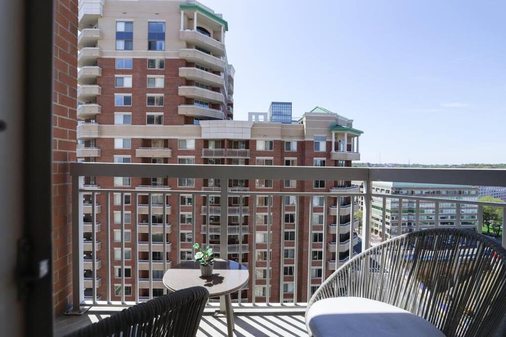 Bright Apartment Walk To Ballston Metro Arlington Bagian luar foto