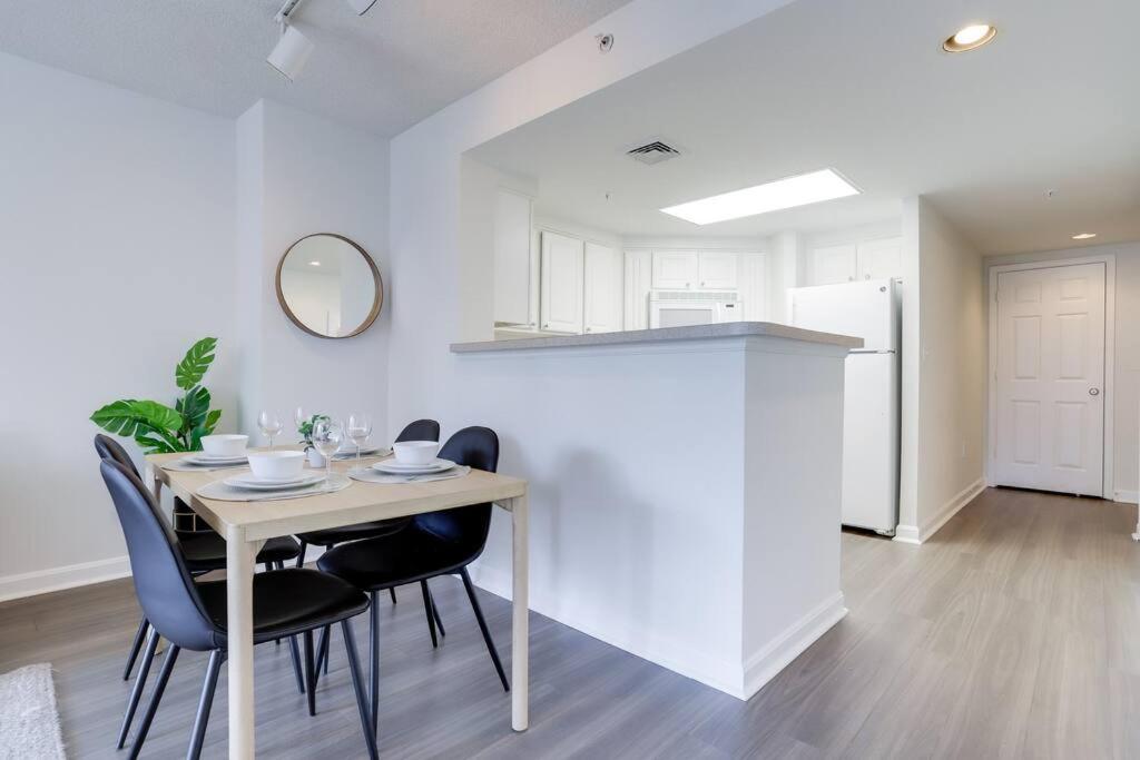Bright Apartment Walk To Ballston Metro Arlington Bagian luar foto