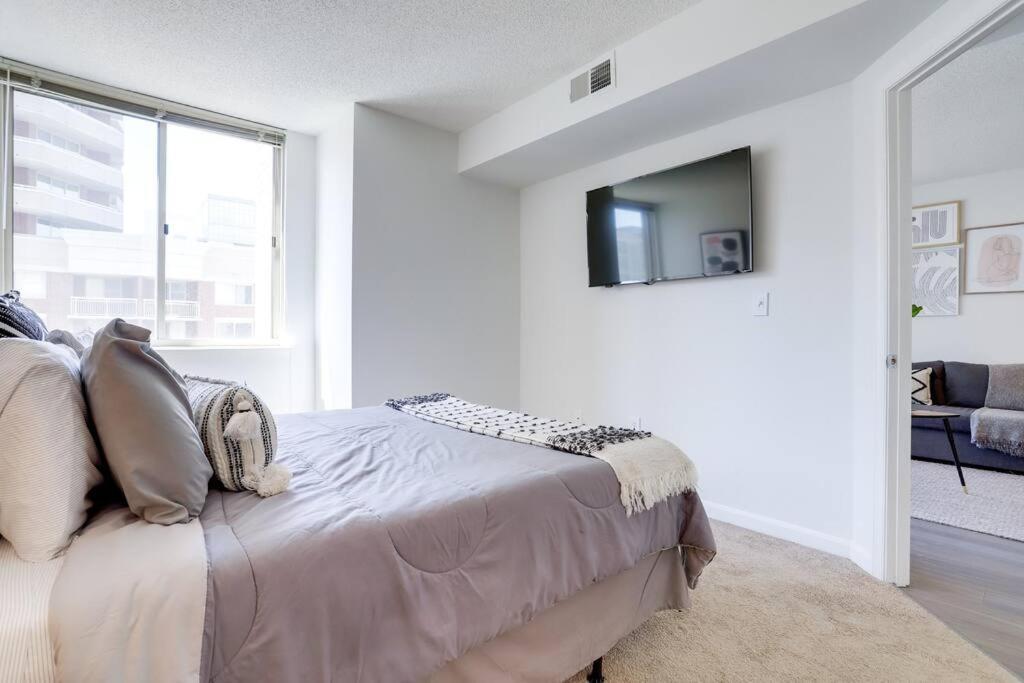 Bright Apartment Walk To Ballston Metro Arlington Bagian luar foto