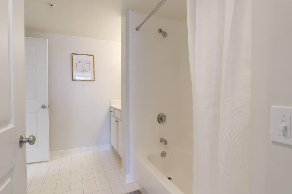 Bright Apartment Walk To Ballston Metro Arlington Bagian luar foto
