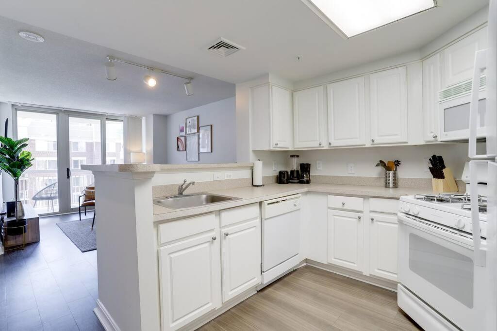 Bright Apartment Walk To Ballston Metro Arlington Bagian luar foto